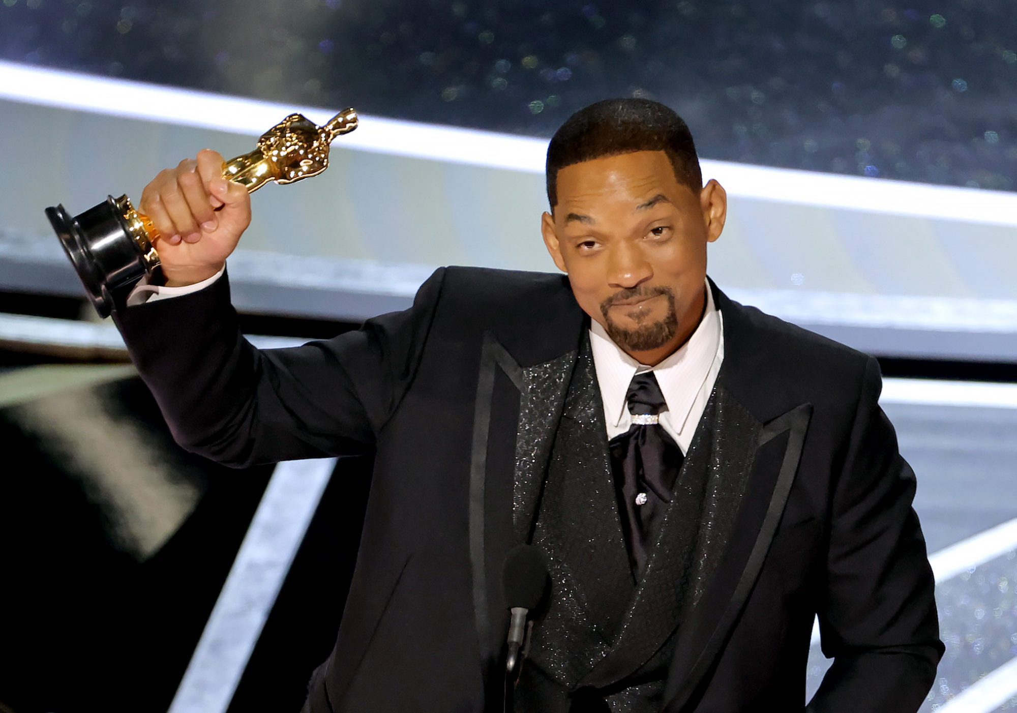 Will Smith holding his first Golden Trophy for Best Actor