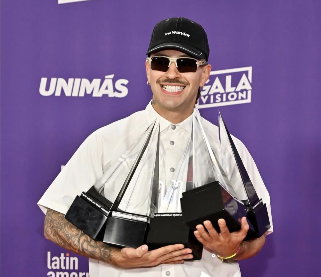 Feid with his awards at the 2024 Latin America Music Awards
